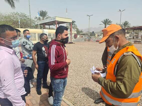 פועלים ירדנים בדרכם לישראל, היום // צילום: יהודה בן יתח 